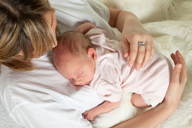 Baby im Arm der Mutter | © panthermedia.net /Klanneke
