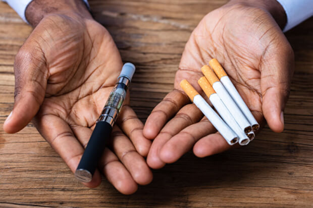 E-Zigarette oder Tabakzigarette | © panthermedia.net /Andriy Popov