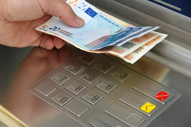 Geld am Automaten abheben | © panthermedia.net /Liane Matrisch