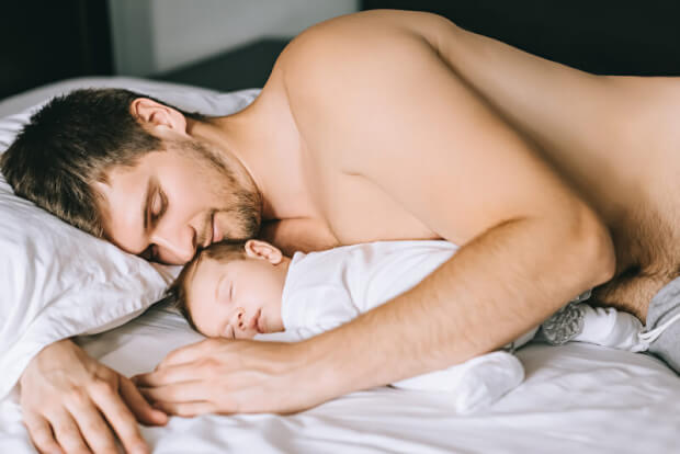 Mann schläft mit Kind im Bett | © panthermedia.net /IuliiaVerstaBO